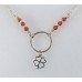 Pendentif en argent, perles de corail et charm trèfle