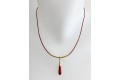 Pendentif goutte en corail sur chaîne cuir