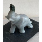 Eléphant en jade, à la trompe levée